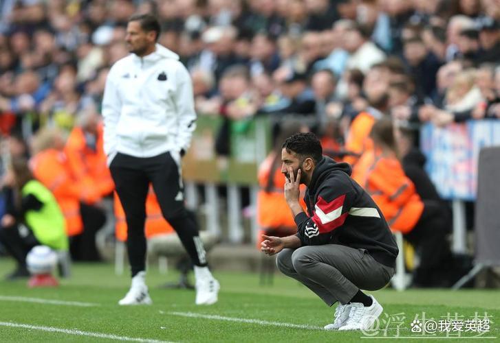 阿莫林40岁无奈蹲地！曼联1周内2场比赛失误频发 1-4惨败再添4大尴尬