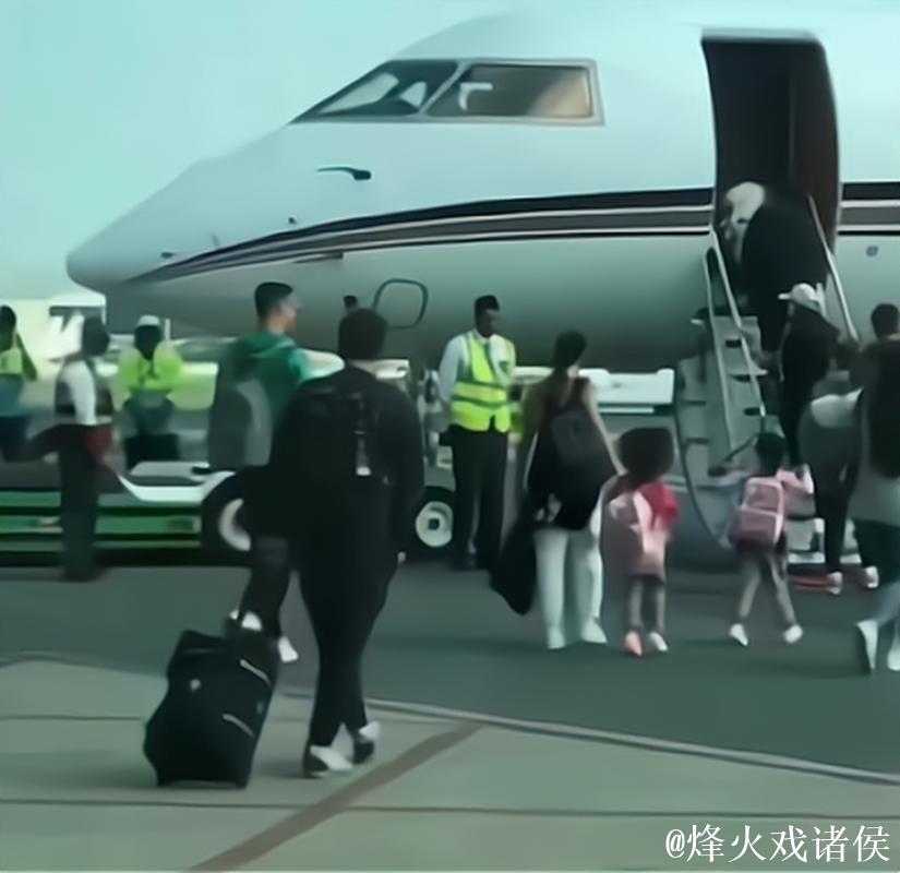 C罗携家人乘私人飞机告别卡塔尔伤心地 C罗携家人乘私人飞机告别卡塔尔伤心地
